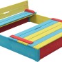 Farbenfroher SwingKing Sandkasten Sepp 120x120 cm mit Klappdeckel als Sitzbank.