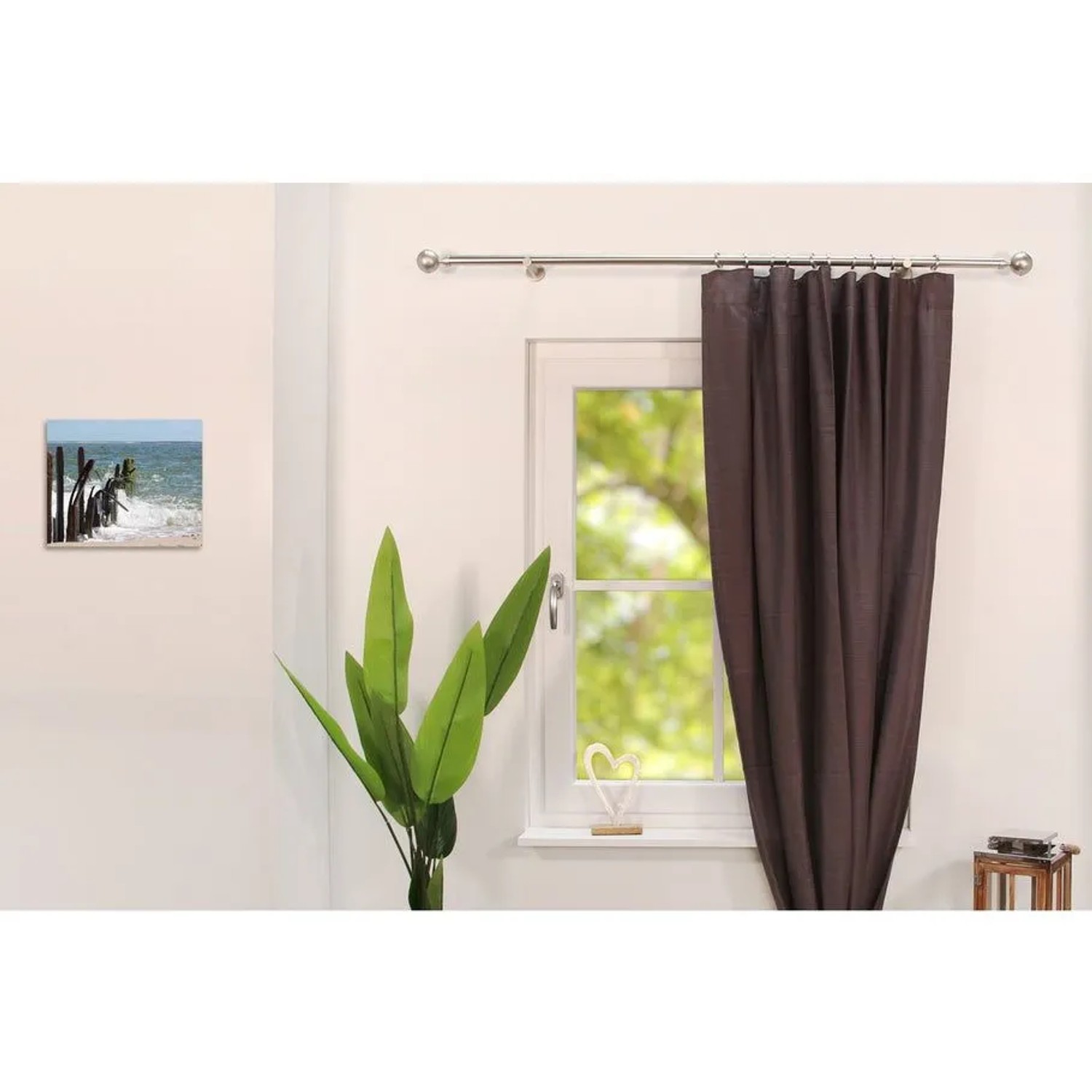 Deco-Raum Gardinenstange 1-Lauf, Edelstahl-Optik, Kugel-Endstücke über Fenster mit braunem Vorhang.