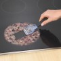 Wenko Reinigungsschaber Expert mit Edelstahlklingen im Einsatz auf einem Glaskeramik-Kochfeld.