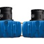 4rain Flachtank Flat S 6.000 l: Blaue Erdtanks mit schwarzem Domschacht und Tankabdeckung.
