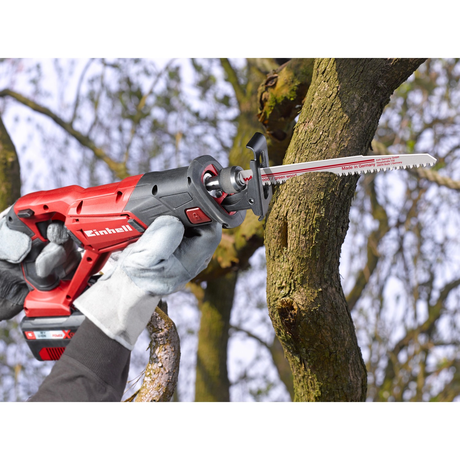 Einhell Akku-Universalsäge mit Sägeblatt beim Sägen eines Astes. Sägeblatt-Set Zubehör.