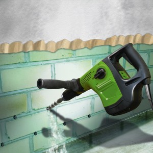 Bohrmaschine bohrt Löcher in eine Wand für die Injektion mit MEM Trockene Wand Trichter.