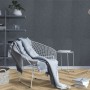 Dunkelgraues Jangal Modular Wall Wandpaneel aus Filz in modernem Wohnraum. Dekor-Paneel mit gefasten Kanten.