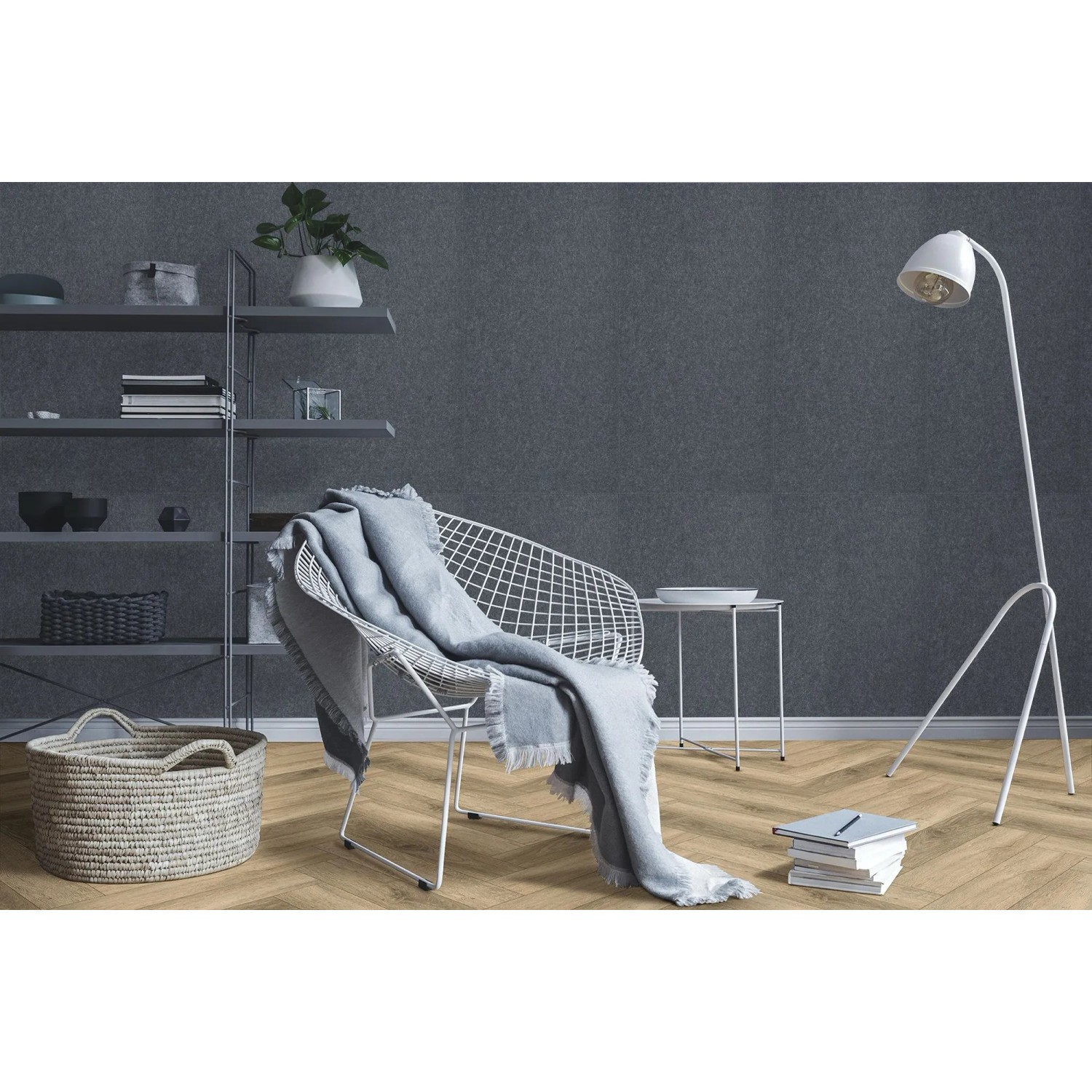 Dunkelgraues Jangal Modular Wall Wandpaneel aus Filz in modernem Wohnraum. Dekor-Paneel mit gefasten Kanten.