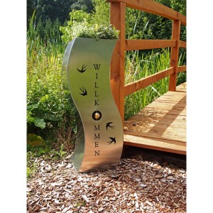 Edelstahl Pflanzsäule Schwalbe mit Willkommensgruß und Schwalben-Motiven für den Garten.