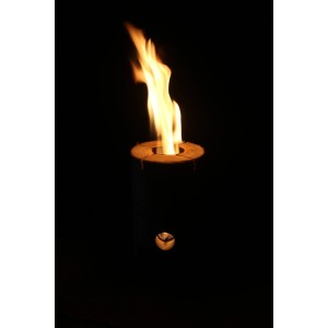 Brennendes Sunny Garden Schwedenfeuer aus Holz, Ø 18 cm, für stimmungsvolle Gartenbeleuchtung.