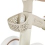 Globber Learning Bike in Taupe. Detailansicht des Lenkers mit abnehmbarem, perforiertem Körbchen. Kinder Aufsitzrad.
