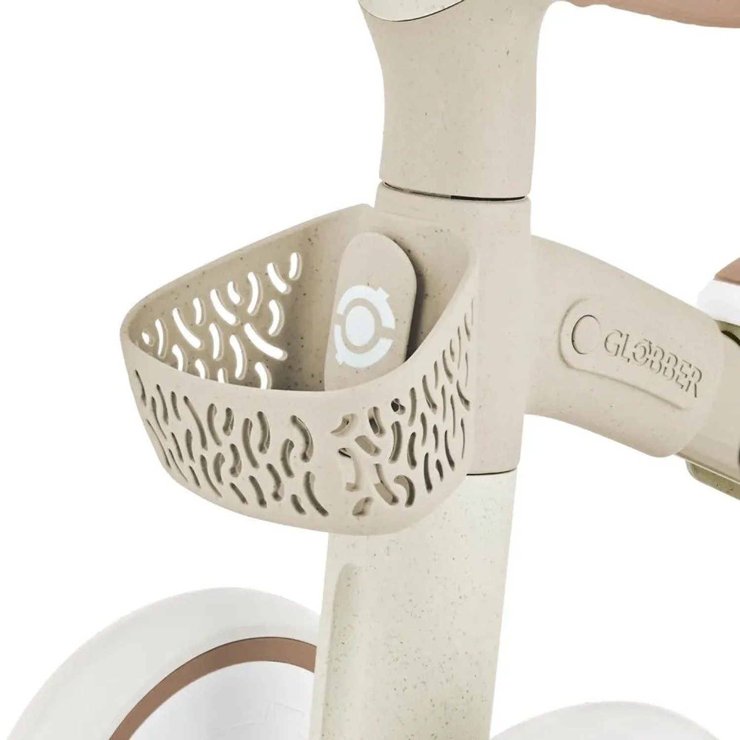 Globber Learning Bike in Taupe. Detailansicht des Lenkers mit abnehmbarem, perforiertem Körbchen. Kinder Aufsitzrad.
