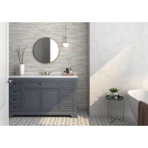 Badezimmer mit Wandverblender Eos Feinsteinzeug Creme, 17x52 cm, in Natursteinoptik.