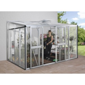 Vitavia Athena 8600 Pavillon mit Alu-Rahmen und Frau mit Pflanze im Gewächshaus-Zubehör.