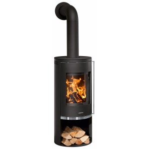 Schwarzer Justus Kaminofen Faro 2.0 aus Stahl mit Holzscheiten und Sichtfenster.