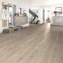 Verlegtes Egger Classic Laminat 8 mm Eiche Repino im Wohnraum, helle Holzoptik.