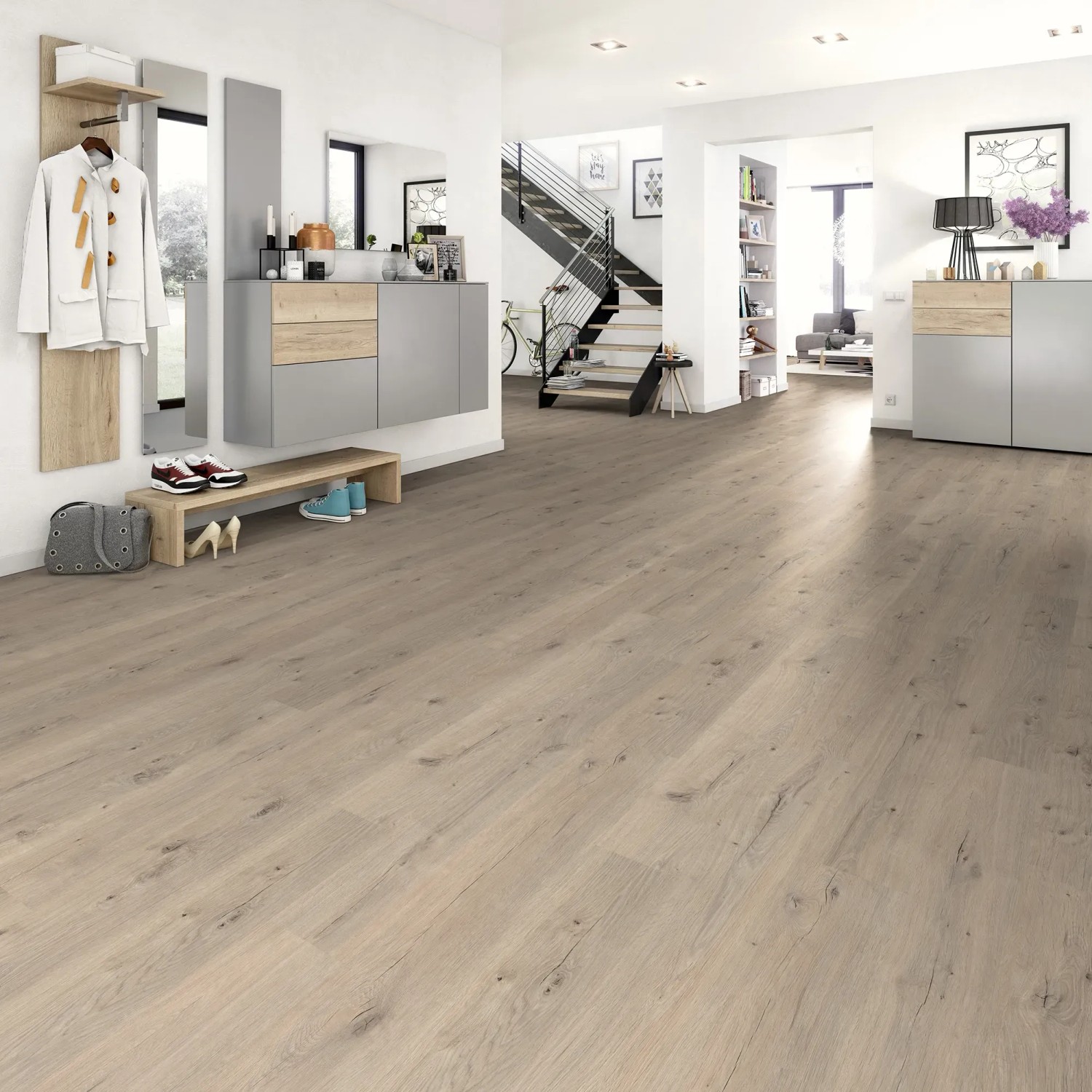 Verlegtes Egger Classic Laminat 8 mm Eiche Repino im Wohnraum, helle Holzoptik.