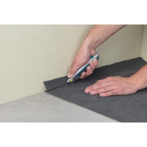 Wolfcraft Trapezklingenmesser schneidet Teppichboden. Profi-Messer mit 100 Klingen.