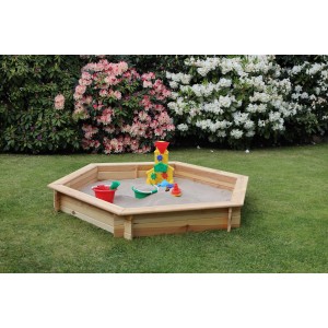 Sechseckiger Fynja Sandkasten aus Holz mit Spielzeug und Abdeckplane im Garten.