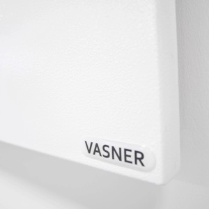 Detailaufnahme der weißen Vasner Citara M Infrarotheizung (900 Watt) mit Markenlogo.