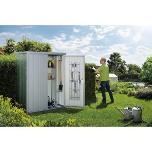 Biohort Geräteschrank Gr. 150, silber-metallic, mit Regalen und Ordnungssystem im Garten.