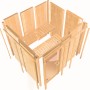 Karibu Sauna Rikka, naturbelassene Elementsauna mit Ofen, Tür und Liegen im Aufbau.