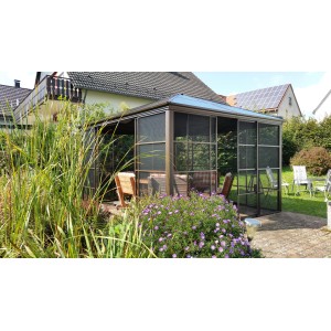 Bronzefarbener Sojag Aluminium Pavillon Castel 12x14 mit Moskitonetz und Schiebetüren im Garten.