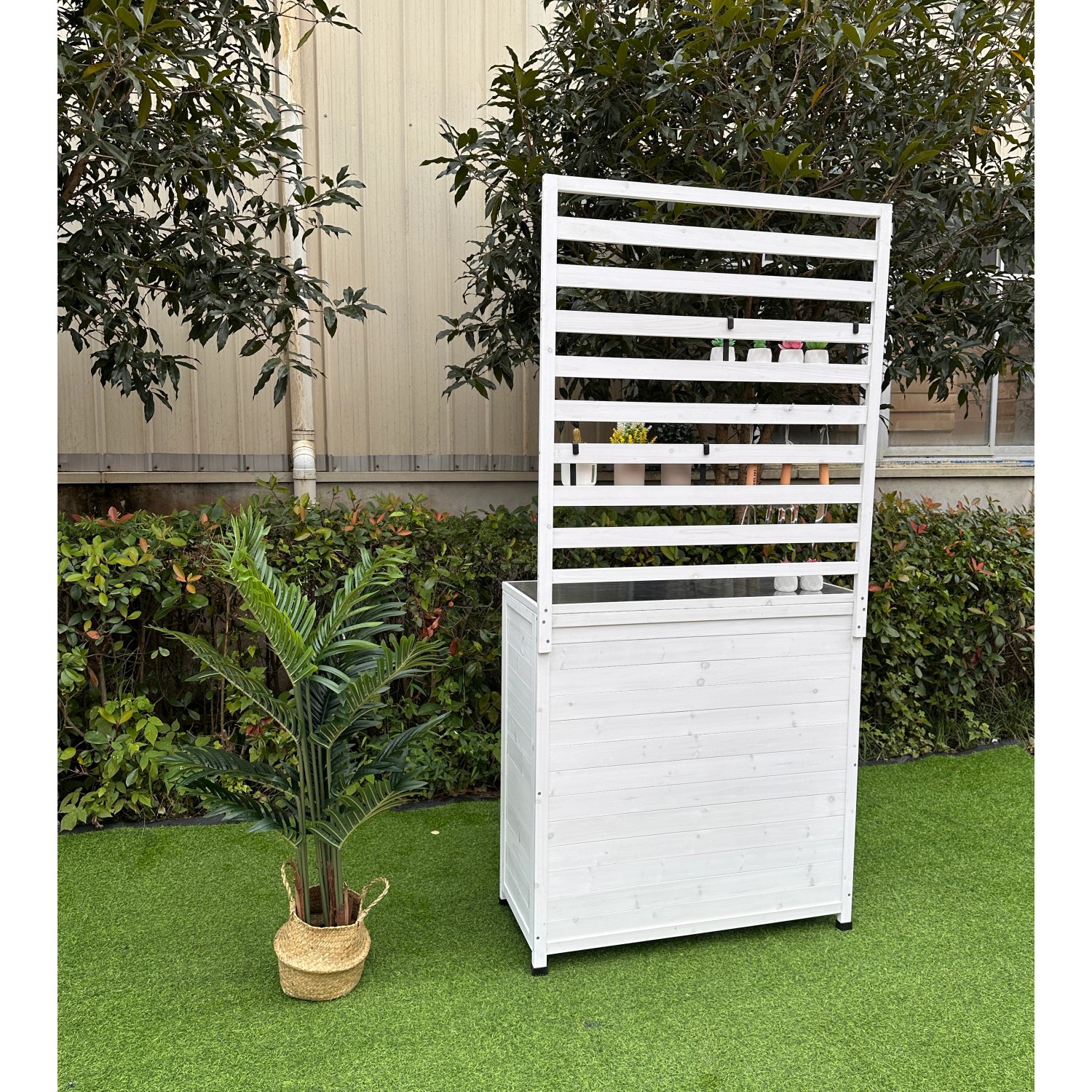 Weißes Leco Gartenregal Thea im Vintage-Look mit Ablagefläche und Regalen für Garten, Terrasse und Balkon.