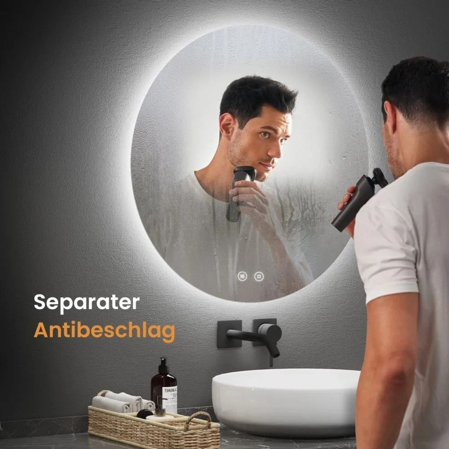 Emke runder Badspiegel mit LED-Beleuchtung und Antibeschlag, Mann rasiert sich davor.