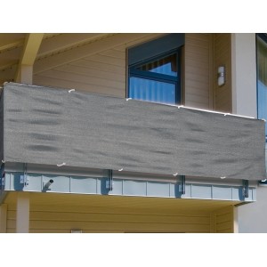 Anthrazitfarbener Balkonsichtschutz (90 cm) als Meterware am Balkongeländer.