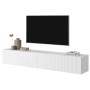 Weißes Selsey Veldio TV-Hängeboard mit geriffelter Lamellenfront, 175 cm breit, unter einem Fernseher montiert.