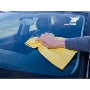 Gelbes Tuch reinigt Autoscheibe. CMI Autopflegetücher-Set für streifenfreie Sauberkeit.