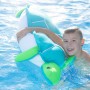 Junge schwimmt mit blau-grüner Westmann Pool Buddy Schildkröte im Pool.