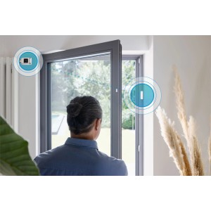 Bosch Smart Home Erweiterungsset Heizen: Person blickt auf geöffnetes Fenster mit Tür-/Fensterkontakt.