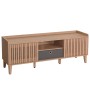 Beiges MCW TV-Rack M48 mit geriffelten Schiebetüren, offener Ablage und grauer Schublade. Moderner TV-Schrank aus Holz.