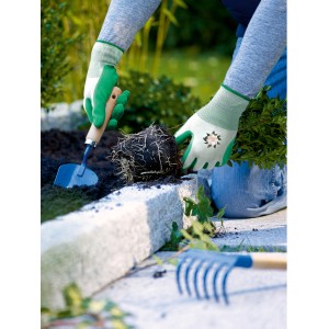 Gartenarbeit mit LUX Gartenhandschuhen Latex Grün Gr. 9 mit Blumendruck.