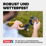 Hände reparieren Werkzeuggriff mit schwarzem Tesa Extra Power Universal Klebeband. Robust, wetterfest für Innen & Außen.