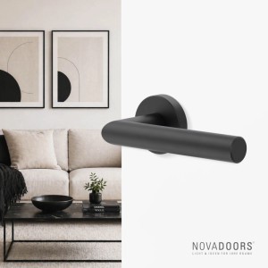 Elegante schwarze Novadoors Nova Mio Türgriffgarnitur rosettenlos an weißer Tür, moderne Türbeschläge für Innentüren.