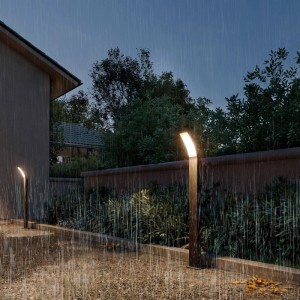 Anthrazitfarbene Philips LED-Wegeleuchte Splay im Regen, Gartenbeleuchtung.