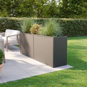 Anthrazit-graues KGT Aluminium-Hochbeet (2,05x0,45m) mit Bepflanzung im Garten.