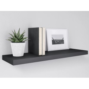 Schwarzes Wandregal Carlton (80x24x3,8 cm) mit Deko-Elementen an der Wand.