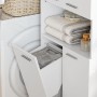 Weißer HOMCOM Badezimmerschrank mit offenem Regal, Handtüchern und kippbarem Wäschekorb neben Waschmaschine.