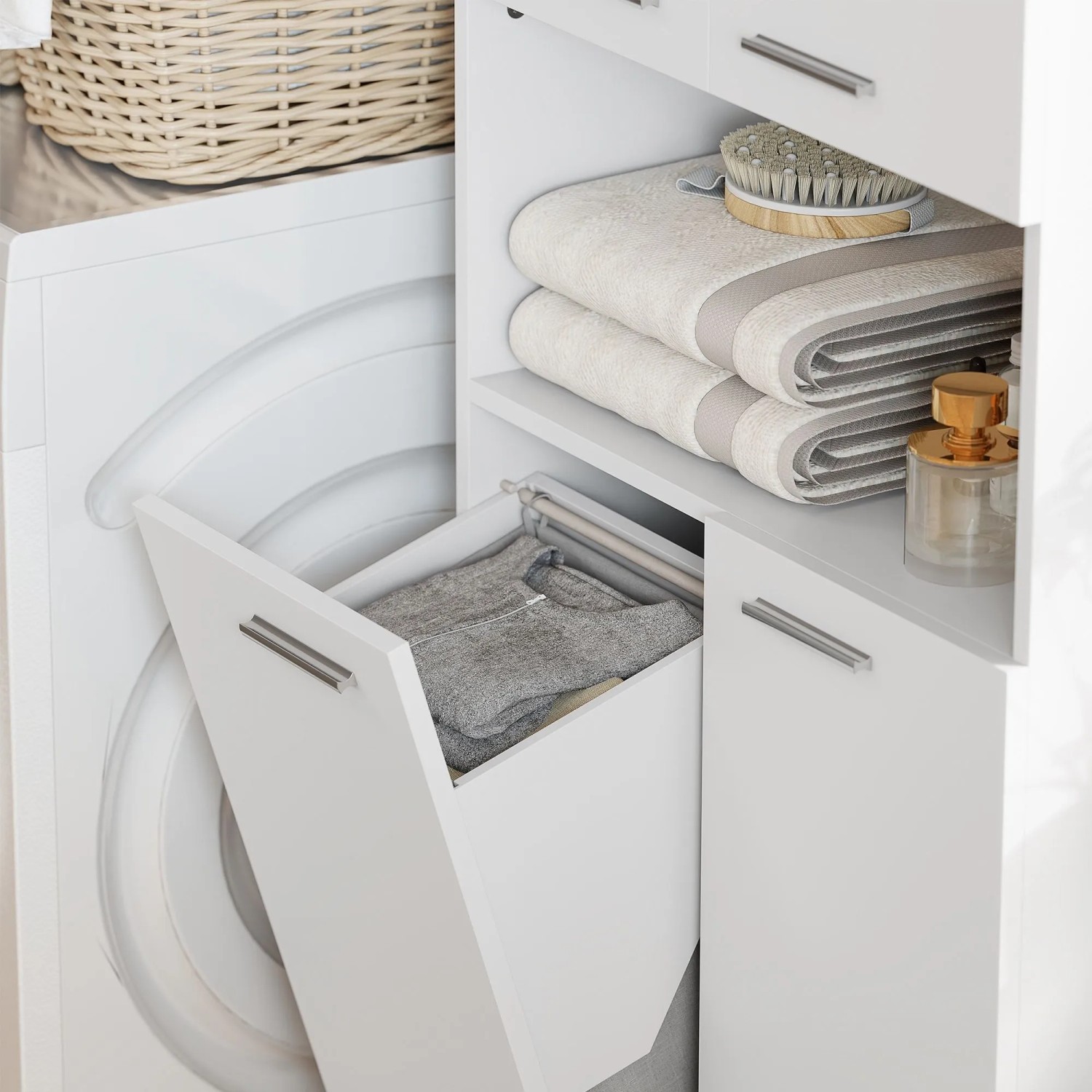 Weißer HOMCOM Badezimmerschrank mit offenem Regal, Handtüchern und kippbarem Wäschekorb neben Waschmaschine.