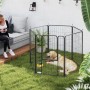 Schwarzer PawHut Stahl Welpenlaufstall im Garten mit liegendem Labrador, Napf und Spielzeug. Flexibles Hundegehege.