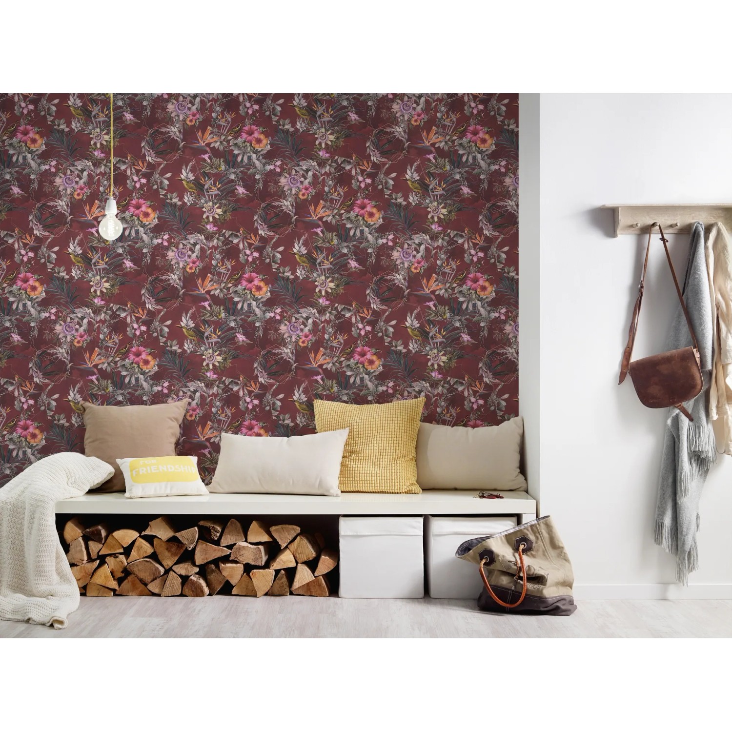 Vliestapete mit Blumenmuster in Rot und Grün für eine stilvolle Wandgestaltung.