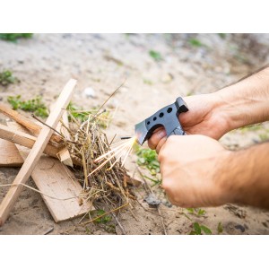 LUX Multi-Tool Axt Zange beim Entzünden eines Feuers im Freien.