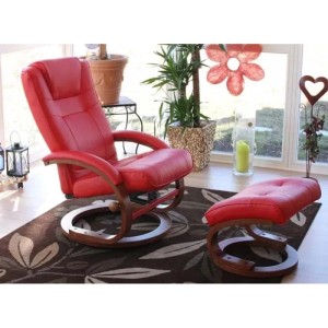 Roter MCW Relaxsessel Aprilia mit Hocker und Holzgestell auf Teppich.