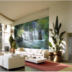 Komar Fototapete Pura Kaunui Falls mit Wasserfall-Motiv im Wohnraum.