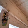 Detailaufnahme: Verschlussriegel am Weka Gartenhaus Taro C aus Holz.