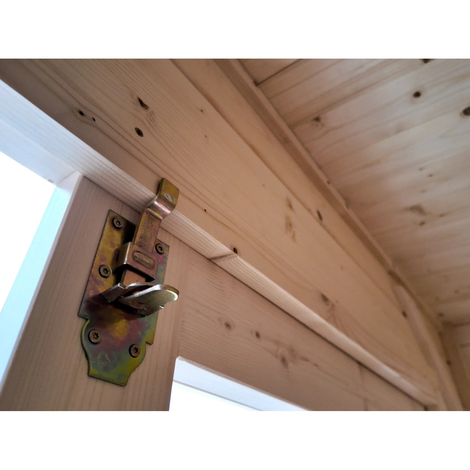 Detailaufnahme: Verschlussriegel am Weka Gartenhaus Taro C aus Holz.
