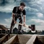 Handwerker mit Halder Simplex Vorschlaghammer (D 100 mm) beim Dachbau.