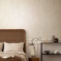 Beige Vliestapete in Betonoptik von Marburg, glänzend und modern im Schlafzimmer.