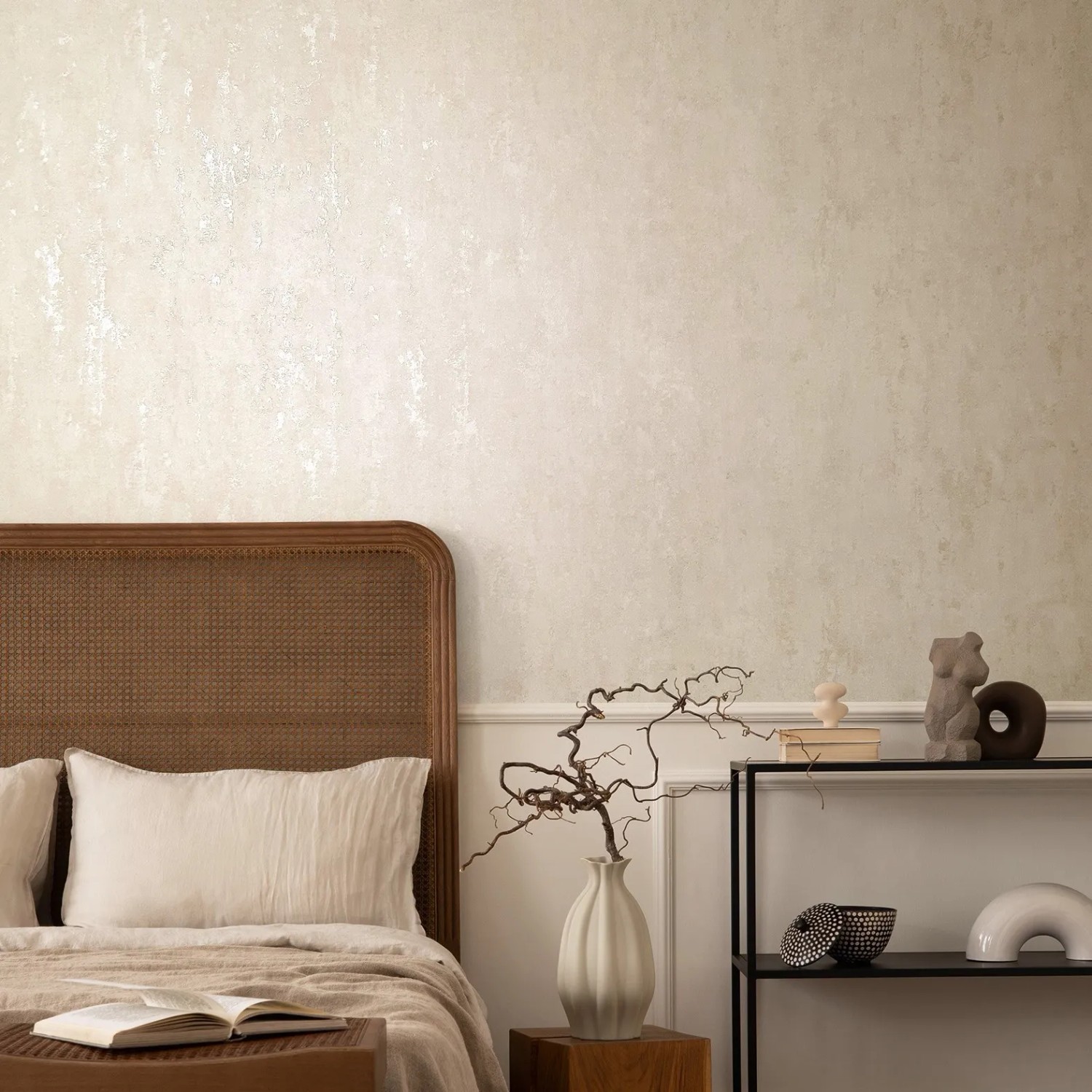 Beige Vliestapete in Betonoptik von Marburg, glänzend und modern im Schlafzimmer.