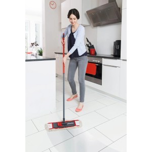 Frau wischt mit Vileda Flachwischer Wischmat-Combi und Teleskopstiel den Küchenboden.
